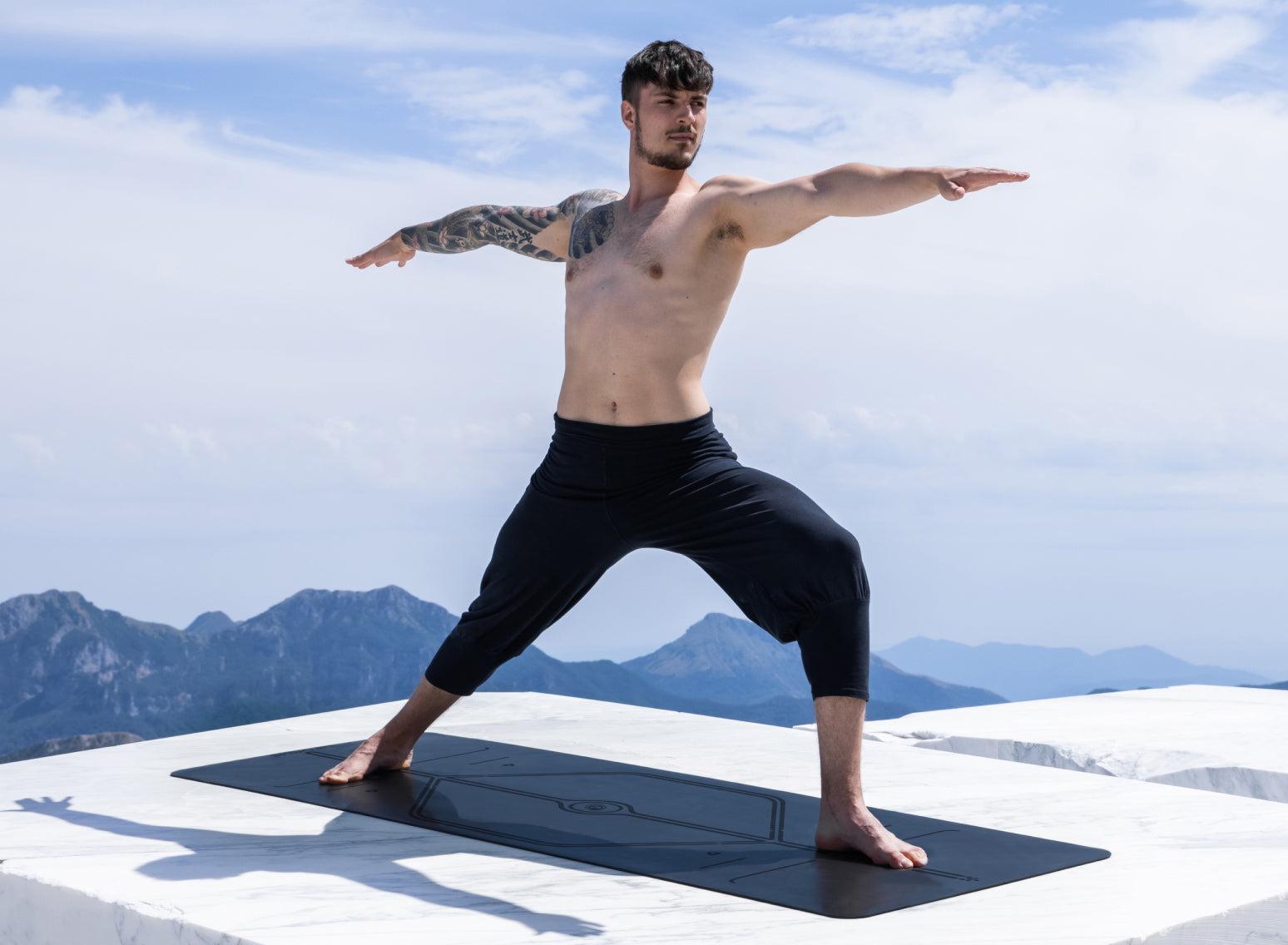 Liforme XL Mountain Yoga Mat – Free Yoga Bag, Patented Alignment System,  Warrior-like Grip, Non-slip, Eco-friendly and Biodegradable,  sweat-resistant