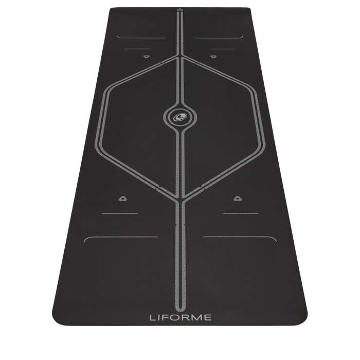 Liforme Tapis de yoga XL montrant une vue de face, Noir coloris avec AlignForMe® alignement de la posture et surface écologique antidérapante
