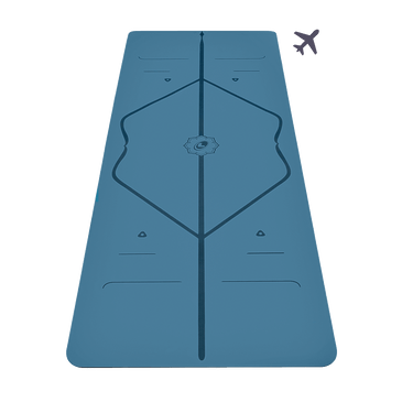 VNP Liforme Classic Travel Yoga Mat Blue - manipulé