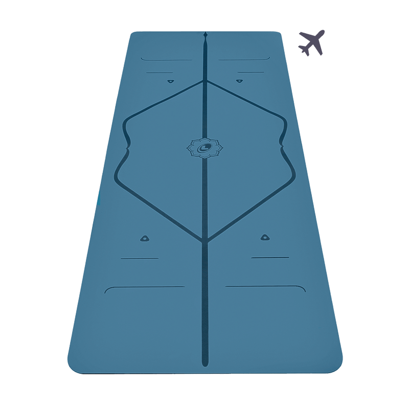 VNP Liforme Classic Travel Yoga Mat Blue - manipulé