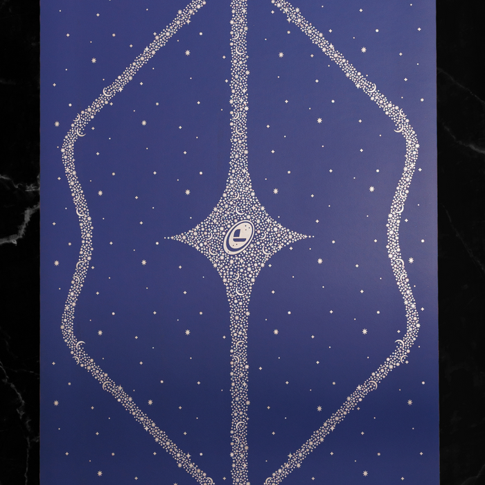 A close-up on the Liforme Magic Galaxy Yoga Mat Silver Dusk Blue alignment system