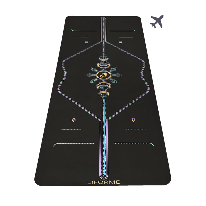 Liforme Cosmic Moon Reisyogamat met vooraanzicht, cosmic moon ontwerp, Zwart kleurstelling met AlignForMe® houdingsuitlijning en antislip milieuvriendelijk oppervlak